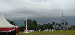 Penurunan Bendera Merah Putih di Lapangan Kantor Gubernur Jambi Selesai