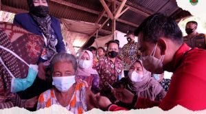 Bupati Masnah Sosialisasi Pentingnya Vaksin Kepada SAD
