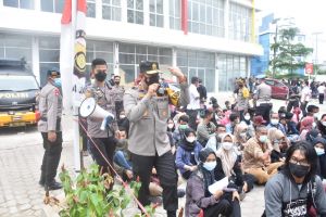 Gunakan Toa di Lokasi Vaksinasi Yello Hotel, Kapolda Jambi : Bubar, Masih Ada Besok 