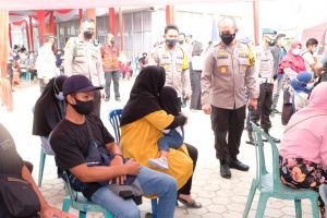 Gencar Vaksinasi Masal, Kapolda Jambi : Dahulukan Ibu yang Bawa Anak Serta Lansia