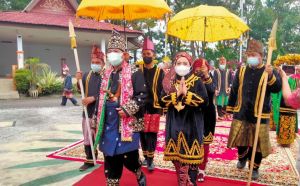 Masuk Rumah Dinas, Mashuri Disambut Upacara Adat dengan Protokol Kesehatan