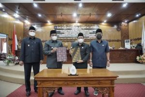 Ketua DPRD Tanjabbar Pimpin Paripurna IV Pengambilan Keputusan 8 Raperda