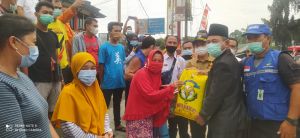 Peduli, Bupati Merangin Serah Sembako ke Pedagang Kepada Korban Kebakaran