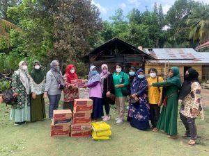 Ketua TP PKK Merangin Nuraida Mashuri Serahkan Bantuan Korban Kebakaran