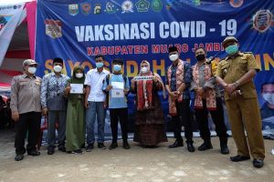 Ketua DPRD Muarojambi Tinjau Vaksinasi Di Desa Mekar Sari