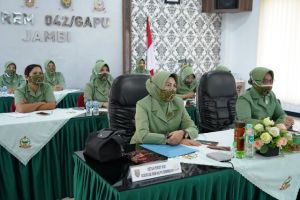 Ketua Persit Koorcabrem 042 Ikuti Sosialisasi Revitalisasi Posyandu Melalui Vicon