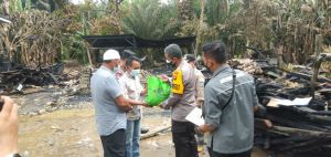 Kapolres Merangin Berikan Bantuan Kepada Korban Kebakaran