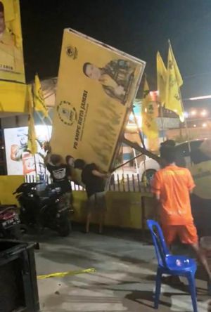 Mendadak, Kubu Endria Bongkar Atribut Partai di Kantor Golkar Kota