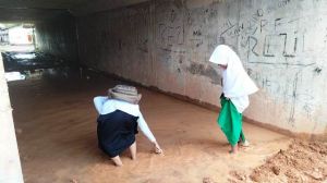 Jalan Berlumpur hingga Sebabkan Kecelakaan, Warga Minta PT CPK Bertanggung jawab