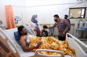 Jenguk Anggota Polri Korban Baku Tembak KKB Papua, Kapolri : Kami Bangga Sama Kalian 