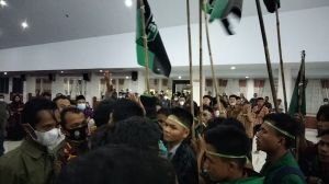 HMI Demo DPRD Merangin Tolak Pembelian Mobil Dinas, Bupati: Saya Tidak Pernah Pesan 