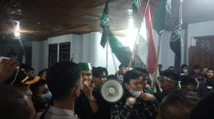 Demo HMI di Gedung DPRD Hanya Dikawa Polisi,  Kasat PolPP: Anggota Ada, Tapi Hujan