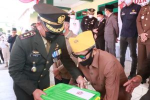HUT TNI di Tengah Pandemi, Kodim Tanjab Serahkan Sembako ke Warga dan Veteran