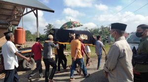 Tinjau Jalan di Muara Jernih, Mashuri Berhenti Lihat Warga Bawa Jenazah 