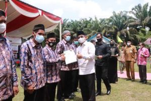 Reforma Agraria Bupati Serahkam Sertifikat Redistribusi Tanah