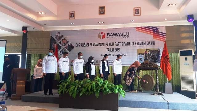 Pimpinan Bawaslu RI Ratna Dewi Peta Lolo membuka kegiatan sosialisasi