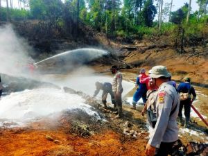Lahan Di Lokasi Ilegal Driling yang Terbakar Barhasil Dipadamkan