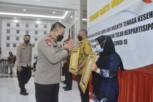 Serahkan Insentif, Wakapolda Jambi Ajak Nakes Jemput Bola Vaksinasi ke Pelosok Desa