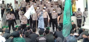 HMI Geruduk Kantor DPRD, Desak Gubernur Jambi Segera Wujudkan Jalan Khusus Angkutan Batubara