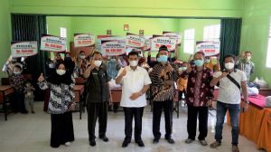 Kembali, SAH Serahkan Beasiswa Dan Sembako Untuk Masyarakat