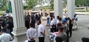 HMI Cabang Jambi Siapkan Keranda Mayat Untuk Masuk ke Ruang Paripurna