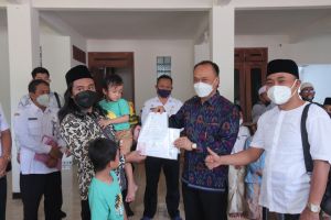 Tuntas! Dirjen Dukcapil Selesaikan Akta Lahir Anak dengan Nama Terpanjang di Tuban