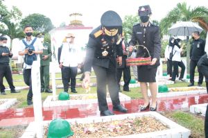 Kapolda Jambi Tabur Bunga di Makam Pahlawan Satria Bhakti