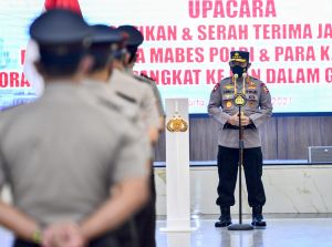 Lantik Kabaintelkam dan 6 Kapolda, Kapolri : Jangan Padamkan Api Pada Saat Api Besar