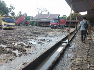 Warga RT 28 Paal Merah Keluhkan Limbah Dari PT Logistik Alam Semesta