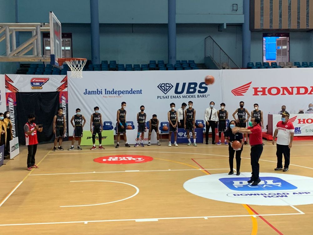 Gubernur Jambi Al Haris resmi membuka Kompetisi Developmental Basketball League Jambi Series, Minggu (12/12/2021).