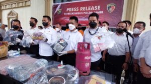 Kawal Perdagangan Emas Ilegal, Oknum Polisi Berpangkat Bripka Ditangkap Polda Jambi