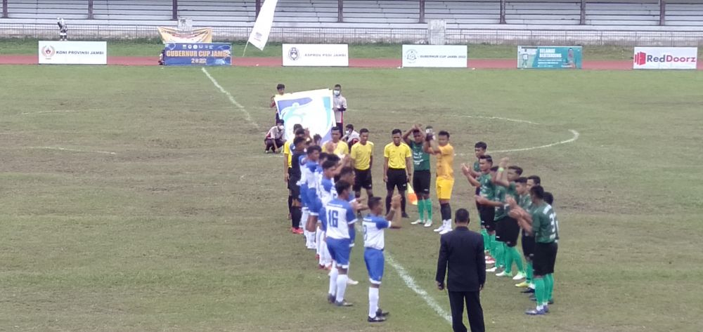 Kota Sungai Penuh (Hijau), Tanjabtim (Putih Biru) saat bertanding di Stadion Tri Lomba Juang Jambi, Rabu (12/1/2022).