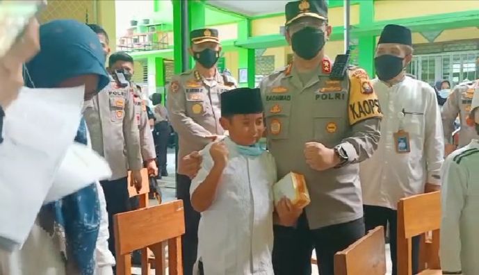 Kapolda Jambi Irjen Pol A Rachmad Wibowo saat melakukan peninjauan pelaksanaan vaksinasi serentak di Madrasah Ibtidaiyah Kota Jambi, Jum'at (14/1/2022).