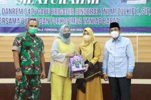 Bupati dan Wabup Tanjabbar Beri Cendera mata Pengantar Tugas Danrem 042/Gapu Jambi