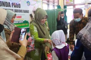 Bunda PAUD Hj Fadhilah Sambang TK Al-Hidayah Serahkan Bantuan