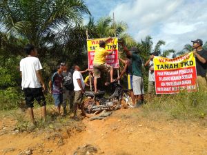 Warga Desa Teluk Langkap Kesal Hingga Pasang Papan Merek di Tanah TKD