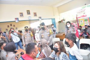 Kapolda Motivasi Lansia dan Siswa di SDN 66 Kota Jambi, Jangan Takut Divaksinasi