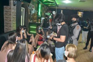 Seorang Pria dan Wanita Pemandu Karaoke Digelandang ke Polda Jambi