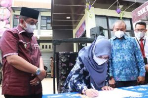 Bupati Beserta Ketua Dekranasda Resmikan Showroom Dekranasda Tanjab Barat