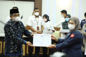 Bupati Tanjab Barat Anwar Sadat Terima 3 Piagam  Penghargaan dari KPK RI