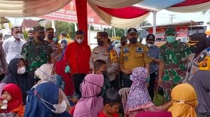 Danrem 042/Gapu Bersama Kapolda Dan Ketua DPRD Tinjau Pasar Murah Minyak Goreng Di Tebo