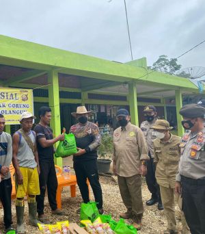 Wakapolda Serahkan Paket Sembako hingga Puluhan Dus Minyak Goreng di Sarolangun