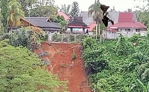 Sebagian Rumah Dinas Bupati Merangin Nyaris Hanyut, Lahannya Longsor Tergerus Air Sungai