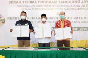 Bupati Tanjabbar Hadiri Serah Terima Program Tanggung Jawab Sosial SKK Migas - Petrochina