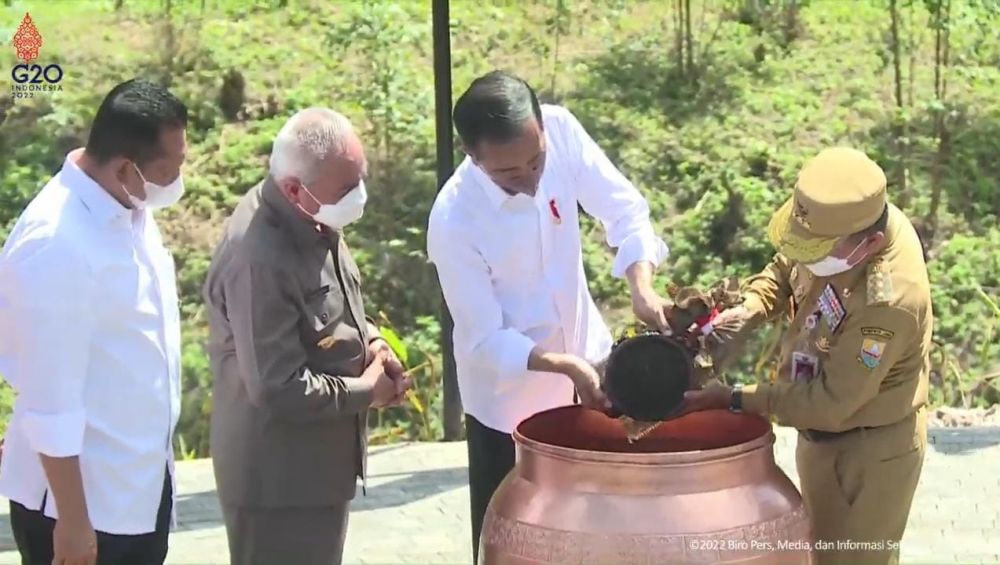 Presiden RI Joko Widodo (Kiri) dan Gubernur Jambi Al Haris (kanan) saat prosesi penyatuan tanah, air di Titik Nol IKN.
