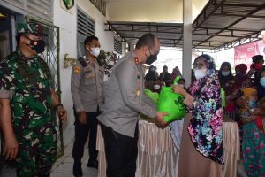 Kapolda Jambi Beri Sembako ke Warga yang Ikuti Vaksinasi di Puskesmas Pelayangan