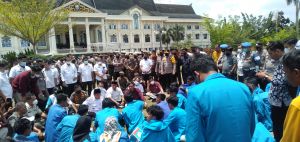 Teriknya Matahari, Al Haris- Edi P Tampung Aspirasi Mahasiswa di Lapangan Kantor Gubernur Jambi