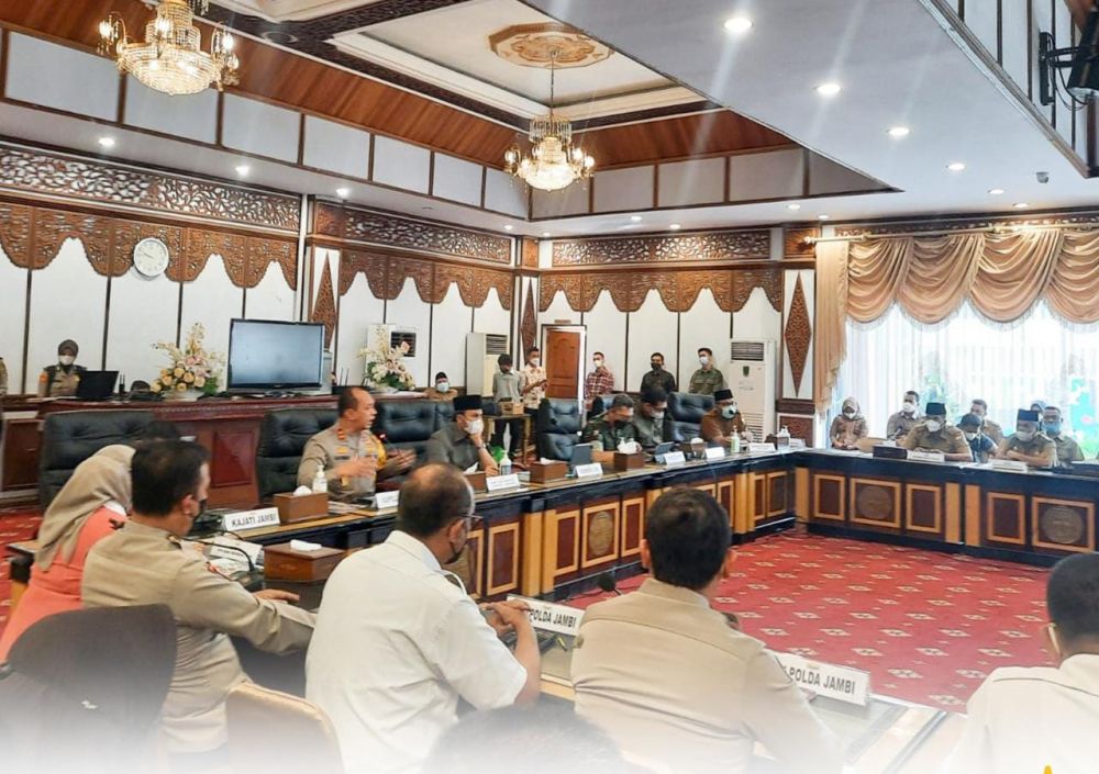 Kapolda Jambi Irjen Pol A Rachmad Wibowo saat mengikuti rapat tidak lanjut persoalan Angkutan Batubara di Auditorium Rumah Dinas Gubernur Jambi, Senin (4/4/2022).