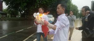 Protes Jokowi, KAMMI Lakukan Aksi Teaterikal Bakar Tangan 