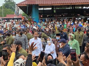 Jokowi Launching Perdana Penyaluran BLT Migor di Pasar Angso Duo Jambi